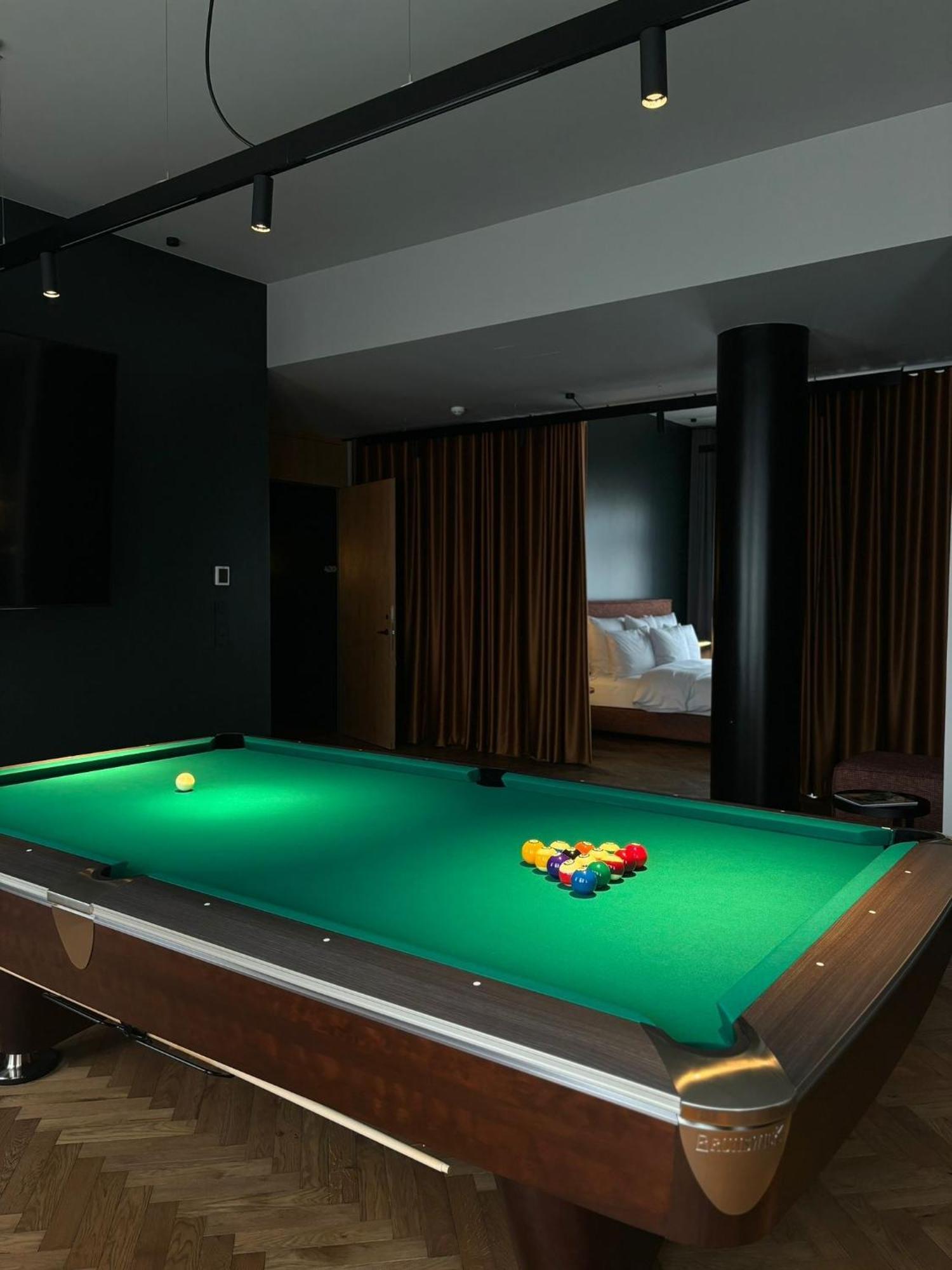 Sly Berlin Hotel Exterior photo A pool table